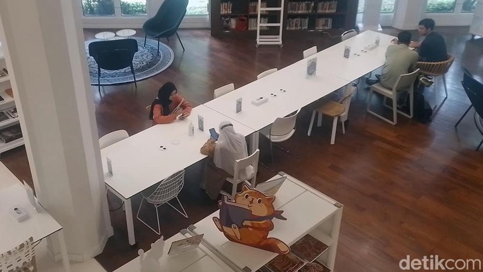 Perpustakaan Erasmus Huis di Jakarta Selatan punya suasana yang nyaman, estetik juga instagramable. Tidak heran perpustakaan ini jadi tempat mencari ilmu serta konten.