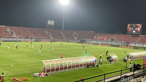 Laga Madura United dengan Persija Jakarta di Stadion Kapten I Wayan Dipta, Gianyar, Senin (22/7/2024). (Ida Bagus Putu Mahendra/detikBali)