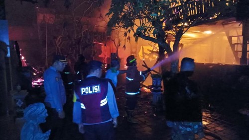 Petugas Damkar, kepolisian, dan masyarakat saat melakukan penanganan kebakaran vila dan restoran di Desa Pandangbai, Kecamatan Manggis, Kabupaten Karangasem Senin (22/7/2024) dini hari. (dok. Polres Karangasem)