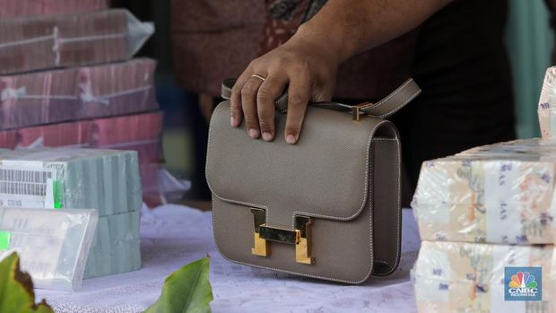 Petugas kejakasaan memindahkan uang barang bukti terkait kasus korupsi IUP PT Timah di Kejaksaan Negeri Jakarta Selatan, Senin (22/7/2024). (վ/Faisal Rahman)