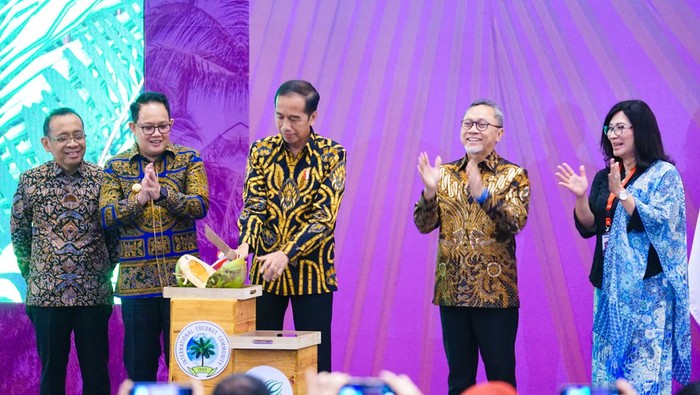 Pj Gubernur Jatim mendampingi Presiden Jokowi di acara Cocotech di Surabaya.