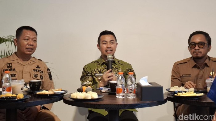 Pj Wali Kota Pekanbaru (tengah)  (Raja Adil Siregar/detikcom)