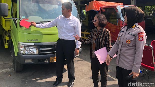 Polda DIY menunjukkan barang bukti truk dan ekskavator terkait kasus tambang ilegal, Senin (22/7/2024).