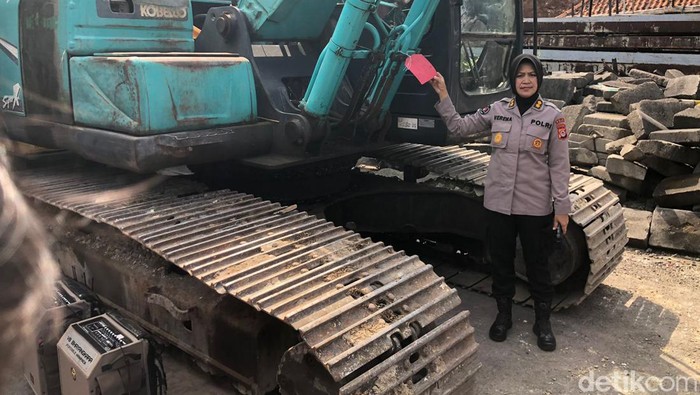 Polda DIY menunjukkan barang bukti truk dan ekskavator terkait kasus tambang ilegal, Senin (22/7/2024).
