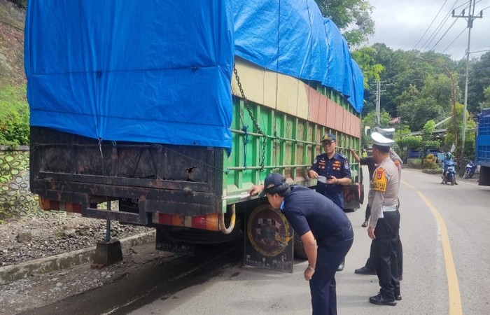 Polisi menindak 536 truk ODOL selama Operasi Patuh Pallawa di Sulawesi Selatan. 198 truk ditilang dan 96 diberi teguran dengan membongkar muatannya.