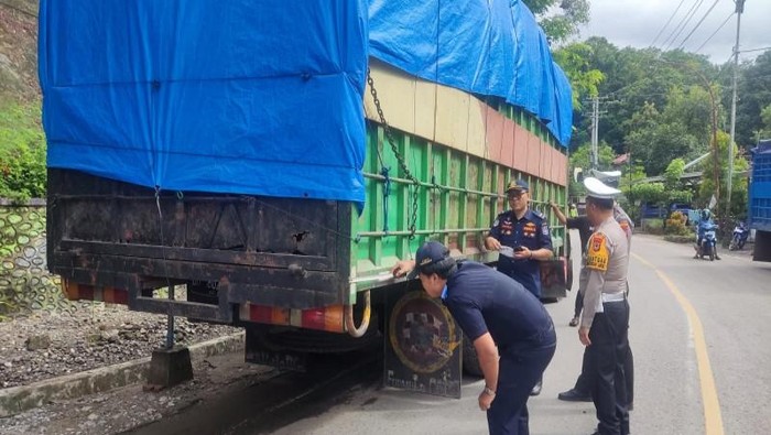 Polisi menindak 536 truk ODOL selama Operasi Patuh Pallawa di Sulawesi Selatan. 198 truk ditilang dan 96 diberi teguran dengan membongkar muatannya.