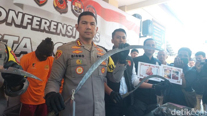 Polisi mengamankan 3 pelaku tawuran bersenjata di Kota Bogor.