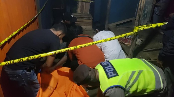 Polisi mengevakuasi jasad pengamen yang ditemukan tewas los manisan