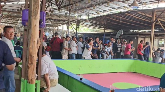 Polisi menggerebek arena judi sabung ayam Legom Stadium di Jatiasih, Bekasi, pada Minggu (21/7/2024) siang.