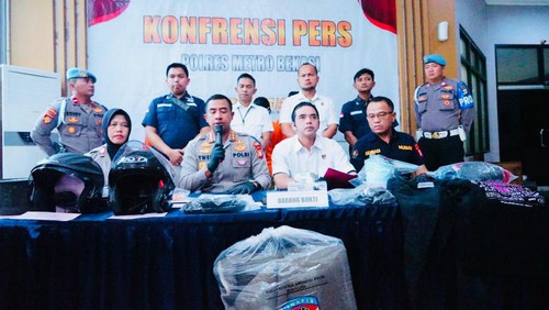 Polisi mengungkap kasus pembunuhan pengusaha aksesoris di Setu, Kabupaten Bekasi oleh istri, anak dan pacar anaknya.