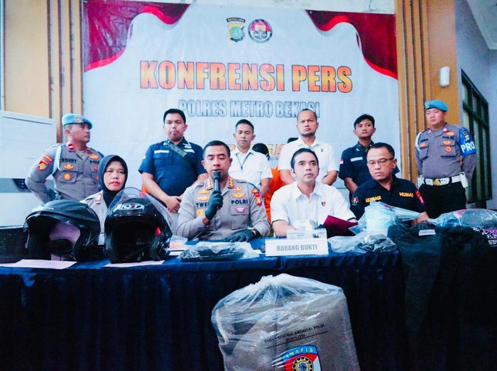 Polisi mengungkap kasus pembunuhan pengusaha aksesoris di Setu, Kabupaten Bekasi oleh istri, anak dan pacar anaknya.