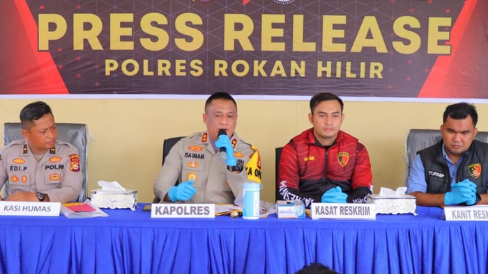 Polisi saat rilis kasus pembunuhan di Rohil (Foto: Dok Polres Rohil)