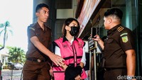 Adapun Harvey terlihat tiba berbarengan dengan tersangka lain yakni crazy rich Helena Lim. 