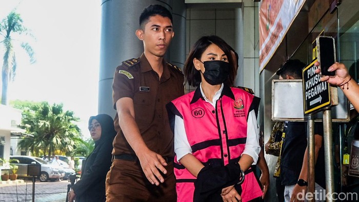 Tersangka Harvey Moeis dan Helena Lim dilimpahkan di Kejari Jaksel, Jakarta, Senin (22/7/2024) dalam rangka pelimpahan tahap II kasus timah.