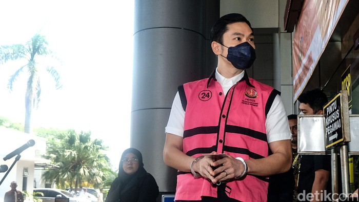 Tersangka Harvey Moeis dan Helena Lim dilimpahkan di Kejari Jaksel, Jakarta, Senin (22/7/2024) dalam rangka pelimpahan tahap II kasus timah.