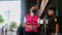 Dengan tangan terborgol Harvey langsung dibawa masuk ke dalam gedung Kejari Jaksel. Dia hanya melemparkan pandangan terhadap awak media tanpa berbicara apapun. 