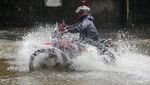 Potret Pengendara Terobos Banjir di India