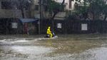 Potret Pengendara Terobos Banjir di India