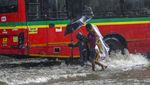 Potret Pengendara Terobos Banjir di India