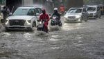 Potret Pengendara Terobos Banjir di India