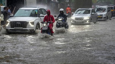 Potret Pengendara Terobos Banjir di India