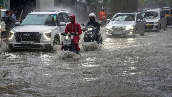 Potret Pengendara Terobos Banjir di India