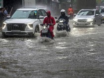 Potret Pengendara Terobos Banjir di India