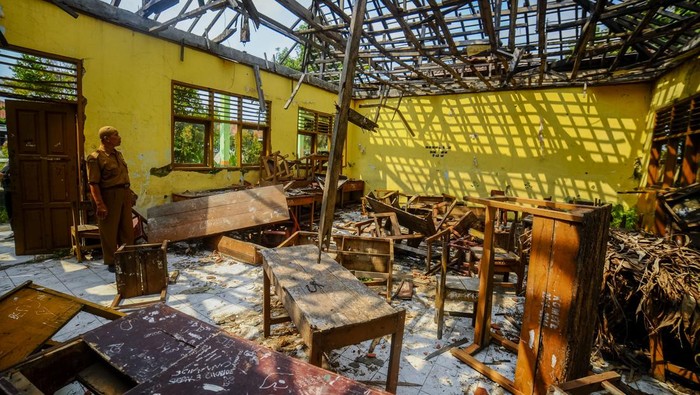 Potret Ruang Kelas Rusak di SMPN 3 Cikande Banten Siswa melintas di depan ruang kelas rusak di SMP Negeri 3 Cikande, Kabupaten Serang, Banten, Senin (22/7/2024). Menurut pihak sekolah, kerusakan ruang kelas tersebut sejak setahun terakhir sehingga kegiatan belajar mengajar (KBM) sementara dialihkan ke perpustakaan dan laboratorium dan direncanakan ruang kelas tersebut akan diperbaiki oleh pemerintah daerah pada Agustus 2024. ANTARA FOTO/Muhammad Bagus Khoirunas/tom.
