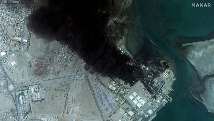Depot bahan bakar di pelabuhan Hodeidah, Yaman, terbakar usai diserang jet tempur Israel. Ini potret satelit depot bahan bakar sebelum dan sesudah diserang.