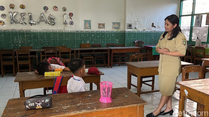 Potret SDN Dawung Tengah di hari pertama sekolah mendapat dua siswa, Senin (22/7/2024).