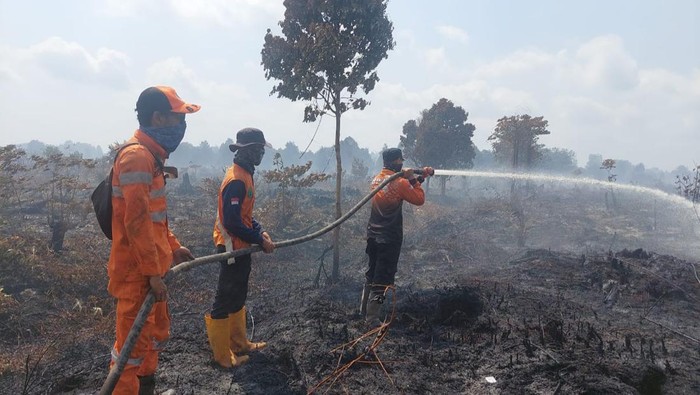 Proses pemadaman oleh BPBD Muba bersama tim gabungan.
