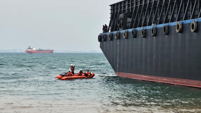 Proses pencarian pekerja yang terjatuh di perairan Kabil, Nongsa, Batam (Foto: Istimewa)