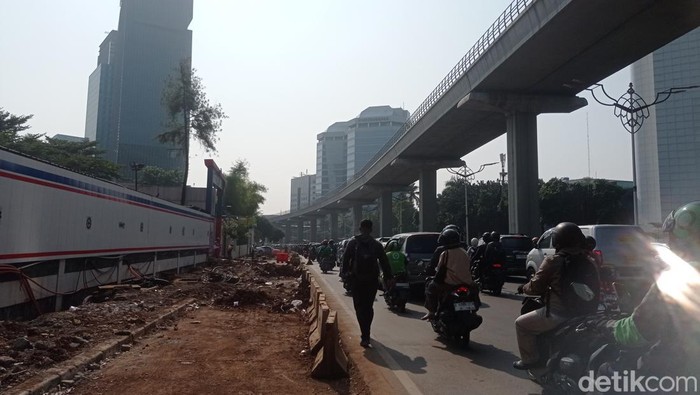 Proyek galian di Jalan HR Rasuna Said, Kuningan, Jakarta Selatan (Jaksel) membuat pejalan kaki mengeluh lantaran tak bisa gunakan trotoar untuk jalan. (Taufiq/detikcom)