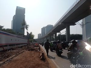 Keluhan Warga soal Galian di Kuningan Jaksel: Takut Keserempet-Jalan Licin