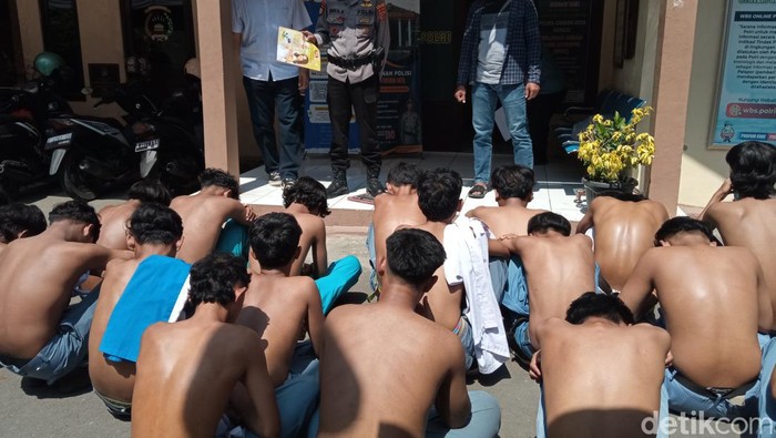 Puluhan pelajar SMK saat diamankan di Mapolsek Kesambi
