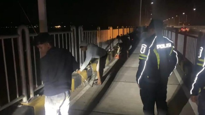 Puluhan warga yang tengah memancing di Jembatan Suramadu dirazia polisi