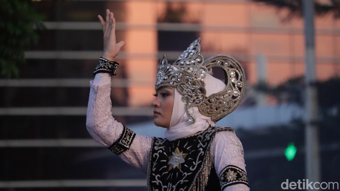 Ratu Ceni Nurfadilla saat menari jaipong Hanoman Duta.