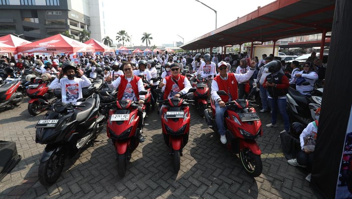 Ribuan pencinta motor Honda Vario 160 berkumpul dan berkeliling Kota Surabaya