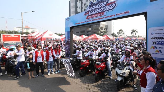 Ribuan pencinta motor Honda Vario 160 berkumpul dan berkeliling Kota Surabaya