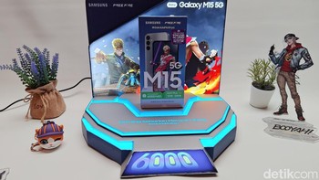 MX Product Marketing Senior Manager Samsung Electronic Indonesia, Ricky Bunardi, menyebutkan bahwa di gaming package ini menyediakan adaptor 25W. Foto: (Panji Saputro/detikINET).