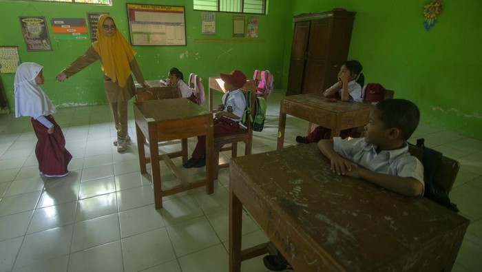 Guru memandu siswa baru kelas satu untuk memperkenalkan diri pada hari pertama masuk di Sekolah Dasar Negeri 2 Gumukrejo, Teras, Boyolali, Jawa Tengah, Senin (22/7/2024). Pada tahun ajaran baru murid kelas satu di sekolah tersebut hanya mendapatkan lima siswa, sementara jumlah total murid dari kelas satu hingga enam sebanyak 25 siswa. ANTARA FOTO/Aloysius Jarot Nugroho/tom.