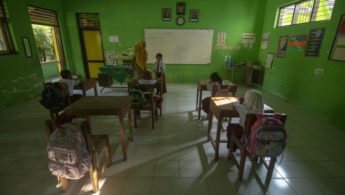 SDN 2 Gumukrejo Boyolali Hanya Dapat 5 Siswa Baru Guru memandu siswa baru kelas satu untuk memperkenalkan diri pada hari pertama masuk di Sekolah Dasar Negeri 2 Gumukrejo, Teras, Boyolali, Jawa Tengah, Senin (22/7/2024). Pada tahun ajaran baru murid kelas satu di sekolah tersebut hanya mendapatkan lima siswa, sementara jumlah total murid dari kelas satu hingga enam sebanyak 25 siswa. ANTARA FOTO/Aloysius Jarot Nugroho/tom.