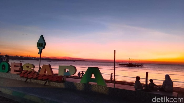 Sejumlah pengunjung sedang menikmati sunset di Pantai Oesapa, Kecamatan Kelapa Lima, Kota Kupang, NTT, Minggu (14/7/2024). (Yufengki Bria/detikBali).