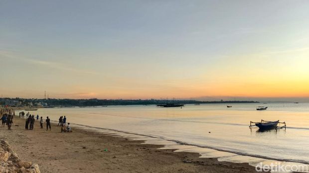 Sejumlah pengunjung sedang menikmati sunset di Pantai Oesapa, Kecamatan Kelapa Lima, Kota Kupang, NTT, Minggu (14/7/2024). (Yufengki Bria/detikBali).