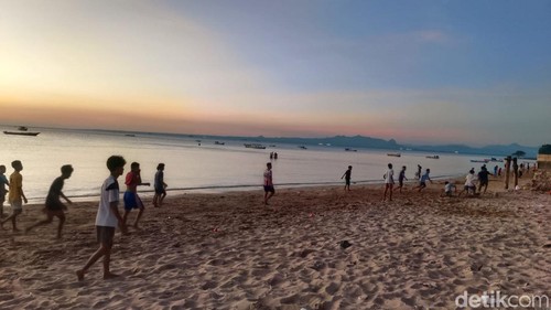 Sejumlah pengunjung sedang menikmati sunset di Pantai Oesapa, Kecamatan Kelapa Lima, Kota Kupang, NTT, Minggu (14/7/2024). (Yufengki Bria/detikBali).