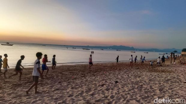 Sejumlah pengunjung sedang menikmati sunset di Pantai Oesapa, Kecamatan Kelapa Lima, Kota Kupang, NTT, Minggu (14/7/2024). (Yufengki Bria/detikBali).