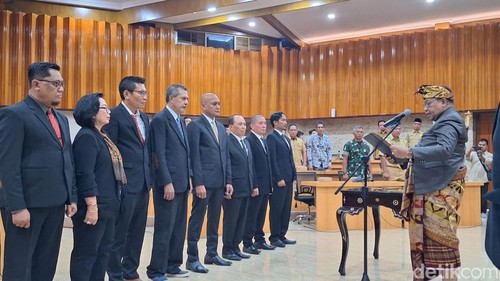 Sekda Lalu Gita Ariadi melantik sembilan pengurus BPPD NTB, Senin (22/7/2024). (Nathea Citra/detikBali)