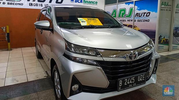 Seorang pengunjung melihat mobil-mobil bekas yang dijual di Mangga Dua Square pada Senin (22/7/2024). (CNBC Indonesia/Martyasari Rizky)