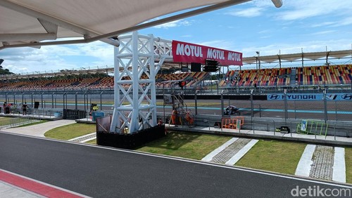 Tampak depan tribun A Sirkuit Mandalika yang dinilai sangat pendek dan nanggung. Foto: (Edi Suryansyah/detikBali)