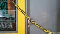 Saat ini, garis polisi juga sudah dipasang di sekitar lokasi kebakaran.  